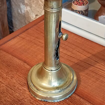 Un ancien bougeoir en laiton avec de la patine dantant probablement vers la fin du XIXé si