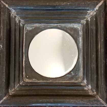 Miroir de forme carrée . Un travail artisanal avec une jolie patine gris argent,(30x30cm),