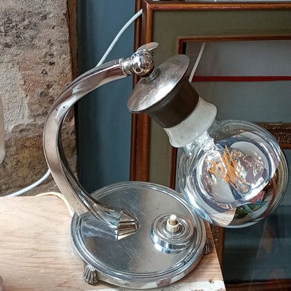 Une jolie petite lampe art déco des années 50-60 en métal chromé, 21 cm x 22cm x 13 cm