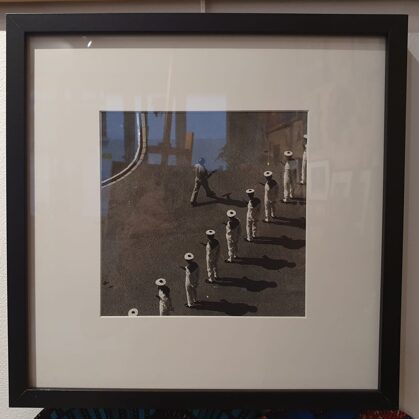 Photographie N&B contemporaine "marins en revue" cadre Accent noir 32x32