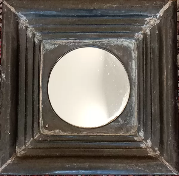 Miroir de forme carrée . Un travail artisanal avec une jolie patine gris argent,(30x30cm),