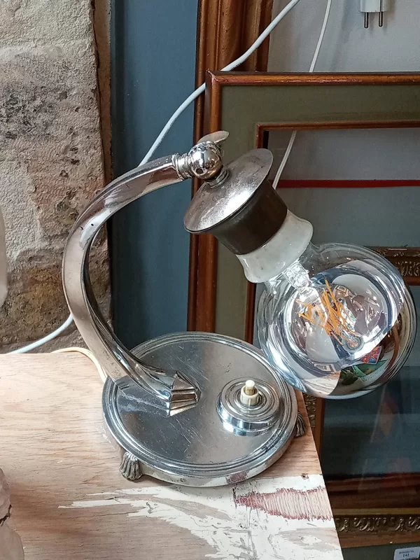 Une jolie petite lampe art déco des années 50-60 en métal chromé, 21 cm x 22cm x 13 cm